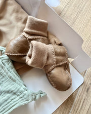 Baby leather wool boots in caramel styled with a baby gift set - Eli&Eli