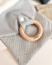 Personalised muslin comforter blanket with wooden teether in gold blue - view 5 | Eli&Eli