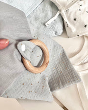 Personalised muslin comforter blanket with wooden teether in gold blue - view 8 | Eli&Eli